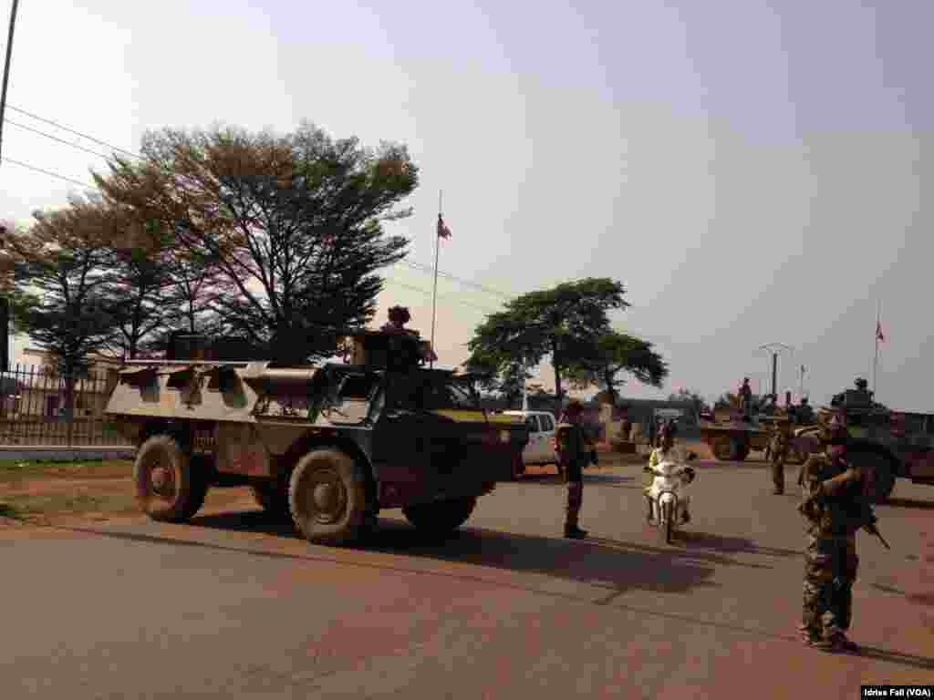 French soldiers at a checkpoint in Bangui, Central African Republic, Dec. 22, 2013. Idriss Fall/VOA