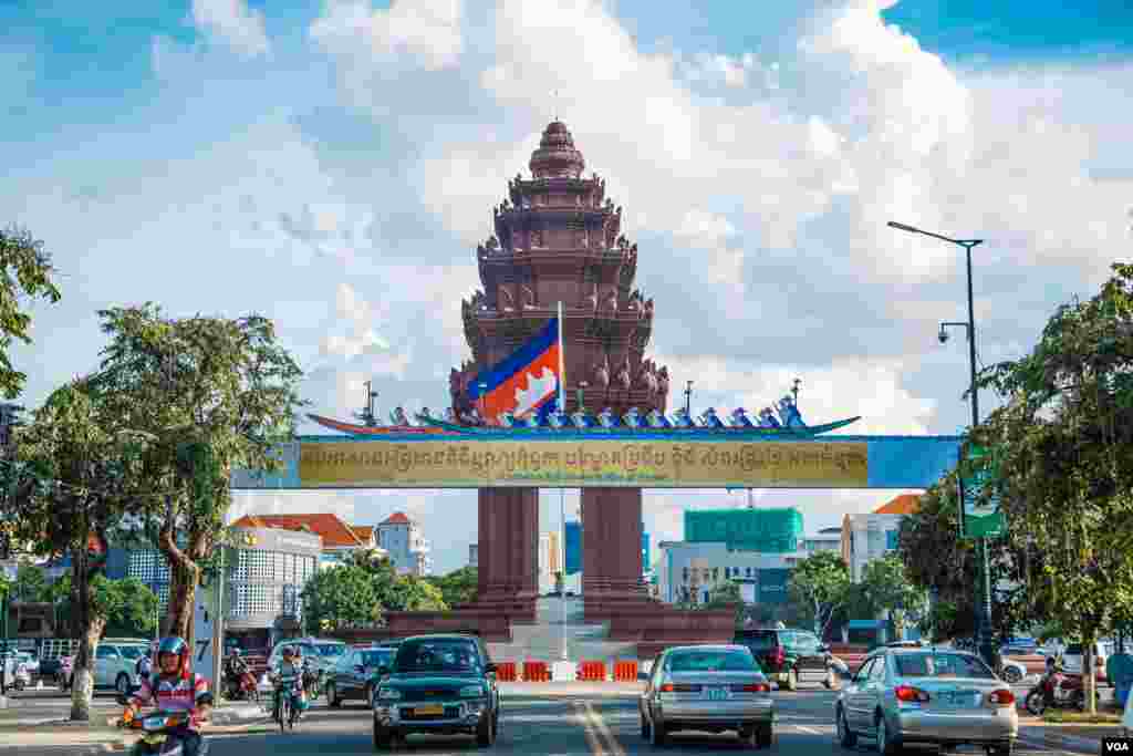 ទិដ្ឋភាពទូទៅនៃការរៀបចំ អបអរពិធីបុណ្យអុំទូក អកអំបុក សំពះព្រះខែដែលប្រព្រឹត្តិទៅនៅដើមខែវិច្ឆិកា នៅក្នុងទីក្រុងភ្នំពេញ ប្រទេសកម្ពុជាកាលពីថ្ងៃទី២២ តុលា ២០១៧។ (ទុំ ម្លិះ/VOA)