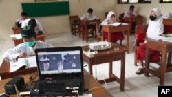 Suasana uji coba sekolah tatap muka dengan protokol COVID-19 di sebuah SD di Jakarta, Indonesia, Jumat, 4 Juni 2021. (AP Photo/Tatan Syuflana)