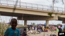 En esta foto de archivo tomada el 21 de septiembre de 2021, los migrantes haitianos son fotografiados en un campamento improvisado donde más de 12.000 personas que esperan ingresar a Estados Unidos aguardan bajo el puente internacional en Del Rio, Texas.