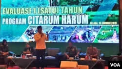 Gubernur Jawa Barat Ridwan Kamil berbicara dalam rapat evaluasi satu tahun "Citarum Harum" di Bandung, Selasa (15/1). Dia mengatakan akan membuat kantor tunggal bagi Satgas Citarum guna memangkas koordinasi. (VOA/Rio Tuasikal)