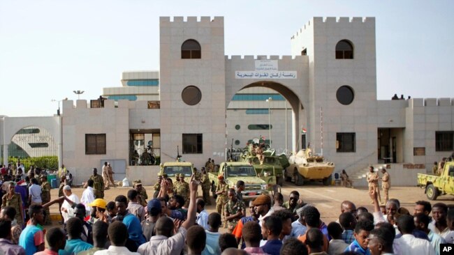 在苏丹国防部外，示威者聚集在一起，抗议军方宣布总统奥马尔·巴希尔将被军方领导的过渡委员会取代。(2019年4月12日)