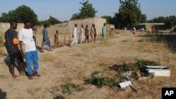 Des habitants se réunissent après une attaque de Boko Haram, à Maiduguri, le 16 novembre 2017.