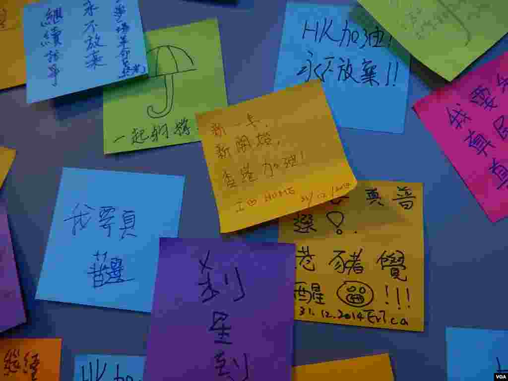 香港市民在工党除夕倒数活动的留言板上贴上新年愿望