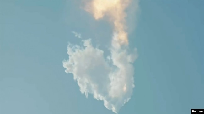 La nave espacial Starship de próxima generación de SpaceX sobre su poderoso cohete Super Heavy se autodestruye después de su lanzamiento desde la plataforma de lanzamiento de Boca Chica de la compañía en un breve vuelo de prueba sin tripulación cerca de Brownsville, Texas, EEUU, el 20 de abril de 2023 en una imagen fija de un video.