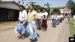 Released prisoners leave Insein Prison in Yangon, Burma, October 12, 2011.