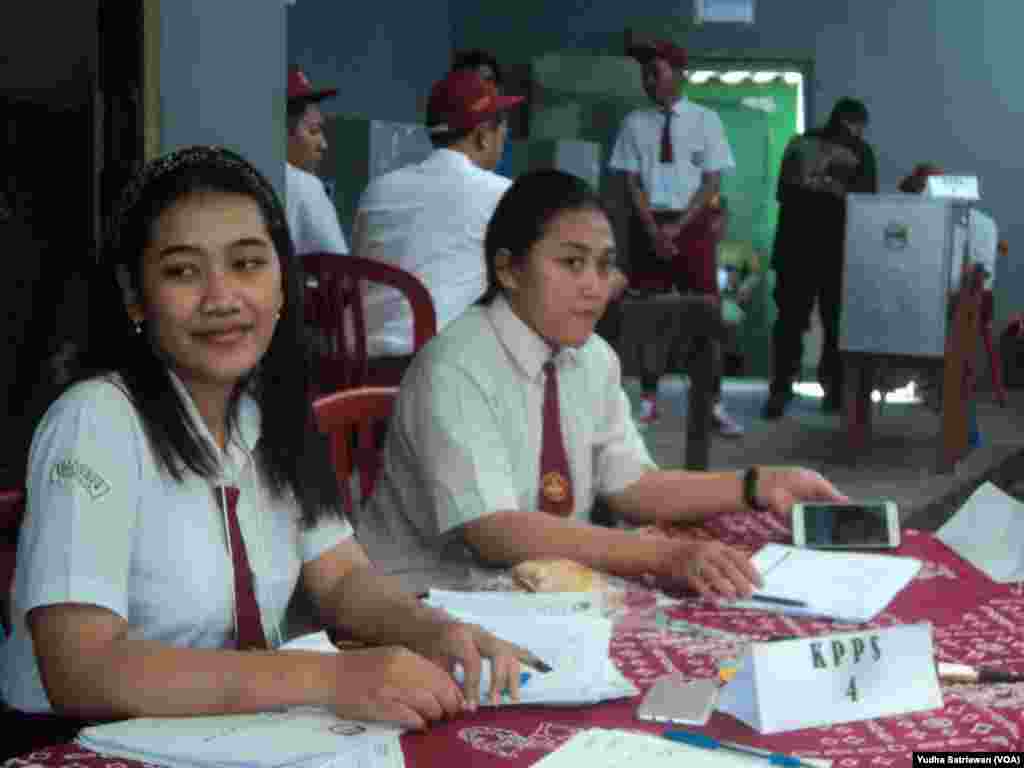 Panitia TPS 16 di Gandekan Solo berseragam Sekolah Dasar, Solo, Kamis, 27 Juni 2018. (Foto: Yudha Satriawan/VOA)