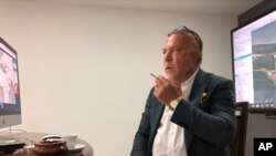 En esta foto del 29 de abril de 2020, el magnate naviero venezolano Wilmer Ruperti fuma un cigarrillo durante una entrevista en Caracas, Venezuela.