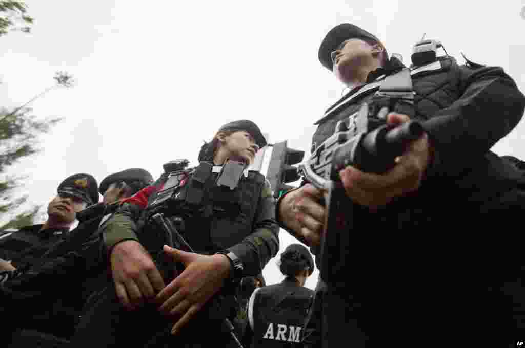 Polisi militer berjaga-jaga dalam demonstrasi anti-kudeta di Monumen Kemenangan di Bangkok (27/5).&nbsp;(AP/Sakchai Lalit)