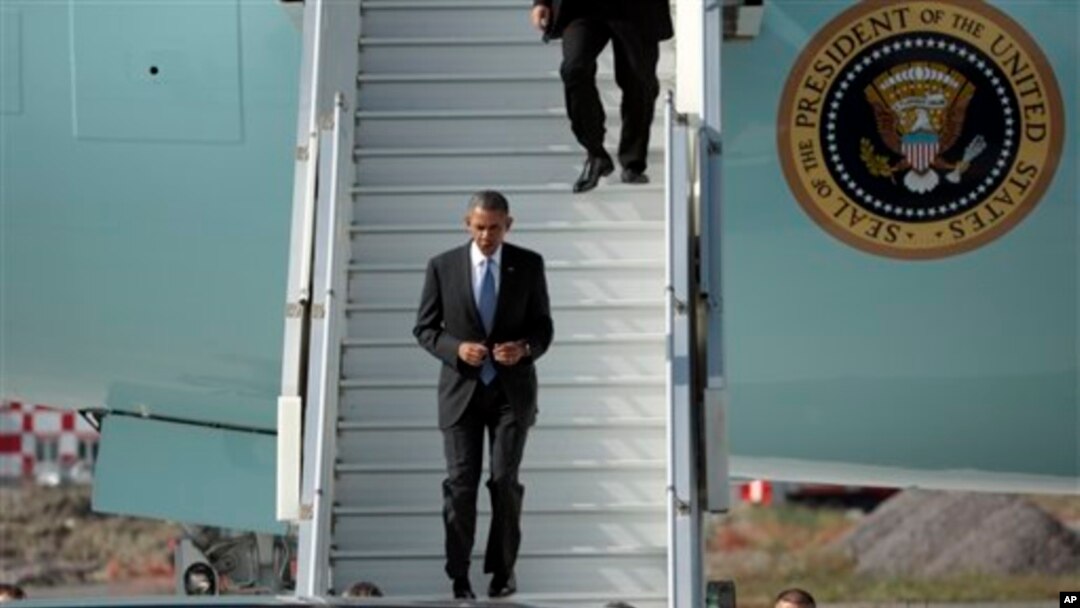 Presiden AS Barack Obama turun dari pesawat kepresidenan setibanya di St.Petersburg, Rusia untuk menghadiri pertemuan G-20, Kamis (5/9).