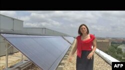 Direktorka eko-programa, Megan Čepl-Braun ispred solarnih panela na krovu jedne od zgrada univerziteta Džordž Vašington, jun 2011.