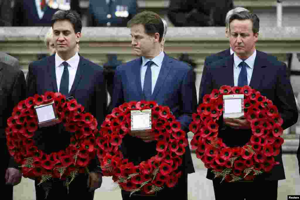 Perdana Menteri Inggris David Cameron (kanan) bersama mantan pemimpin Liberal Demokrat Nick Clegg (tengah) dan mantan pemimpin Partai Buruh Ed Miliband, memberikan penghormatan dalam upacara peringatan berakhirnya Perang Dunia II di tengah kota London (8/5). (Reuters/Stefan Wermuth)