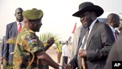 FILE - South Sudan's President Salva Kiir (R) is received by Chief of General Staff of the Sudan People's Liberation Army (SPLA) Paul Malong Awan at the airport in Juba, March 6, 2015, upon arriving after attending peace talks with rebel leader Riek Machar in Ethiopia's capital Addis Ababa.