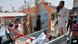 Relawan bergegas membawa orang-orang yang terluka ke rumah sakit di Quetta, Pakistan, Rabu, 25 Juli 2018.