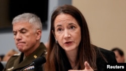 资料照 - 美国国家情报总监埃夫丽尔·海恩斯（Avril Haines）2023年3月9号在国会情报会员会有关“美国面对的全球安全挑战”听证会上回答国会议员们的提问。