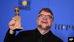 Guillermo del Toro posa en la sala de prensa con el Globo de Oro a Mejor Director por "The Shape of Water". Beverly Hilton Hotel. Enero 7, 2018, cerca de Los Angeles, California.