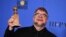 Guillermo del Toro posa en la sala de prensa con el Globo de Oro a Mejor Director por "The Shape of Water". Beverly Hilton Hotel. Enero 7, 2018, cerca de Los Angeles, California.