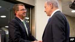 이스라엘을 방문한 애슈턴 카터 미국 국방장관(왼쪽)이 21일 예루살렘에서 베냐민 네타냐후 이스라엘 총리와 만나 악수하고 있다.