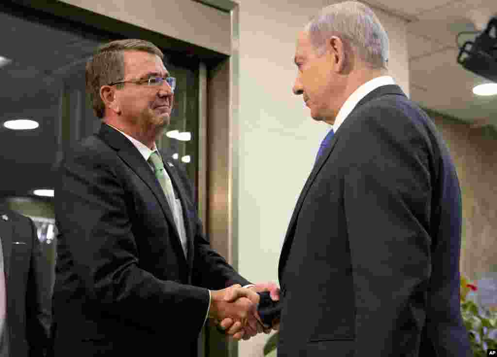 U.S. Defense Secretary Ash Carter (left) is greeted by Israeli Prime Minister Benjamin Netanyahu as he arrives at the prime minister&#39;s office in Jerusalem, July 21, 2015.