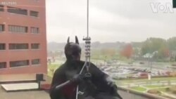 Cảnh sát Mỹ hóa trang thành Batman thăm bệnh viện nhi