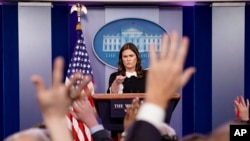 Pòtpawòl La Mezon Blanch la, Sarah Huckabee Sanders, nan yon pwendeprès kote li reponn kesyon sou kriz diplomatik ant Loksidan ak Larisi a. (Foto: AP/Andrew Harnik. Madi 27 mas 2018). 