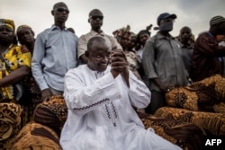 ທ່ານ Adama Barrow ຜູ້ນຳພາປະສົມເຈັດພັກການເມືອງຝ່າຍຄ້ານ ໃນ Gambia ຄຳນັບບັນດາຜູ້ສະໜັບສະໜູນ.