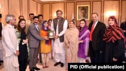 Perdana Menteri Shahid Khaqan Abbasi memberikan kenang-kenangan untuk Peraih Nobel, Malala Yousafzai, di Kantor Perdana Menteri, Islamabad, 29 Maret 2018. 