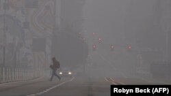 Seorang pria menyeberang jalan di pusat kota Portland, Oregon, 14 September 2020. Kualitas udara di Oregon dinilai termasuk yang terburuk di dunia, akibat asap dari kebakaran hutan.