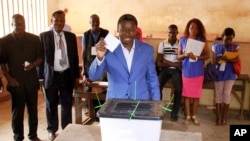 Kandidat presiden petahanan Faure Gnassingbe memberikan suara di Lome (25/4). (Reuters/Noel Kokou Tadegnon)