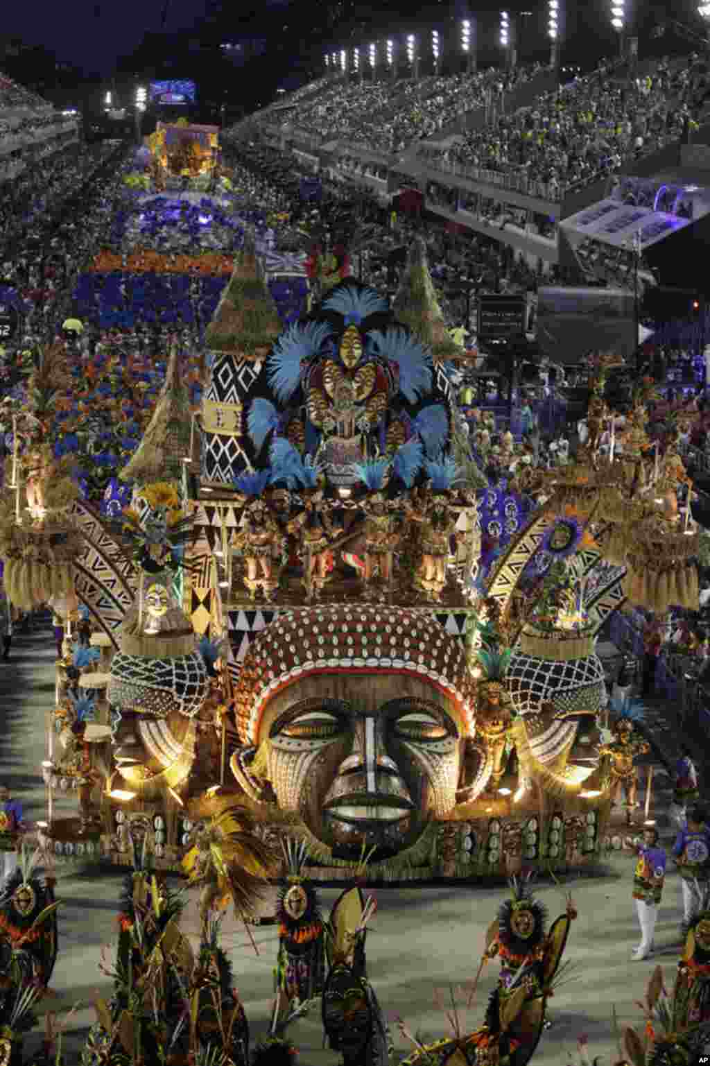 Desfile da Escola de Samba Vila Isabel no Carnaval do Rio, domingo à noite. O enredo prestou homenagem à cultura, história, fauna e flora de Angola.