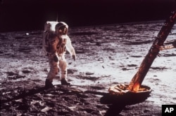 Edvin Aldrin, Aya ayaq basan ikinci insan
