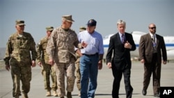 Секретарот Панета во разговор со американскиот амбасадор Рајан Крокер непосредно по пристигнувањето во Авганистан.