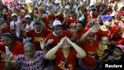 Miles de seguidores de Chávez se concentraron en plazas públicas del país en cadenas de oración. Aquí en la Plaza de Bolívar, Caracas. 