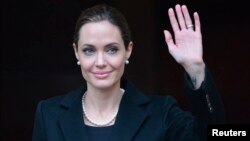 US actress and humanitarian campaigner Angelina Jolie leaves a G8 Foreign Ministers Meeting in London April 11, 2013. 