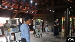 Guests observing the portraits of advocates for peace in Cambodia at the Cambodia Peace Gallery in Battambang. (Hor Singhuo/VOA)