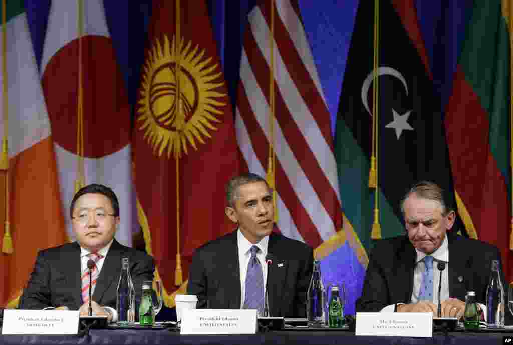 El presidente Obama a su llegada a Nueva York participó de una mesa redonda organizada por representantes de la sociedad civil en el marco de la Asamblea General de la ONU. En esta foto aparece sentado entre el presidente de Mongolia Tsakhiagiin Elbegdorj, izquierda, y el subsecretario general de la ONU&nbsp; Jan Eliasson.