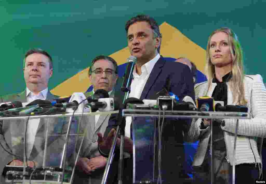 Kandidat presiden Aecio Neves dari Partai Demokrasi Sosial Brazil (PDSB) memberikan keterangan pers setelah hasil pemilihan presiden resmi menempatkannya pada posisi kedua dalam putaran pertama, di&nbsp;Belo Horizonte (5/10).&nbsp;(Reuters/Jackson Romanelli) 