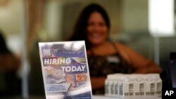 Un aviso de contratación de empleados en una feria de empleos en Los Ángeles, California, el 22 de septiembre de 2021.