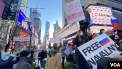 Pendukung tokoh oposisi Rusia, Navalny, melakukan unjuk rasa di New York, 24 Januari 2021. 