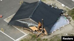 지난 19일 일본 야마가타 현 쓰루오카시에서 지진이 발생한 후 무너진 건물. 