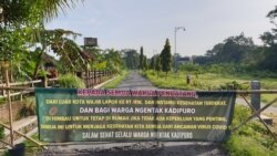 Kampung-kampung di Yogyakarta menerapkan pembatasan akses secara swadaya sejak akhir Maret 2020. (Foto: VOA/Nurhadi)