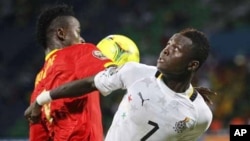 Inkoom Samuel du Ghana, à droite, se dispute un ballon avec Bah Mamadou Dioulde de la Guinée au cours d’un match de la Coupe d’Afrique des nations au stade Franceville, 1er février 2012.