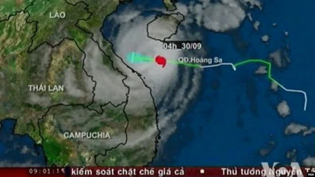 Topan Wutip dengan kecepatan 100 kilometer per jam dilaporkan telah menghancurkan sekitar 100.000 rumah di Vietnam, Selasa (10/1).