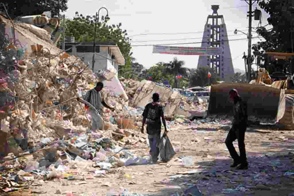 Bantuan Internasional Berlanjut di Haiti (Foto: B. Newhouse)