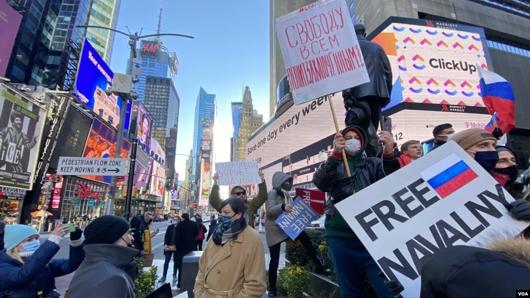 Pendukung tokoh oposisi Rusia, Navalny, melakukan unjuk rasa di New York, 24 Januari 2021. 