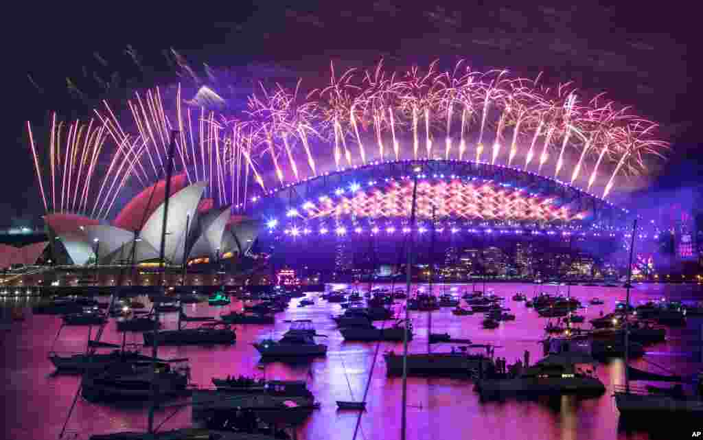 جشن سال نوی میلادی بر فراز تالار اپرای سیدنی در استرالیا مثل هر سال با آتش‌بازی برگزار شد. البته امسال مردم در خیابان ها حضور نداشتند و برخی نیز از روی قایق‌ها تماشاگر بودند. 