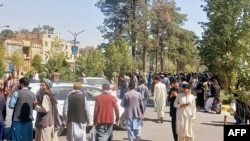 Orang-orang berkumpul di jalan-jalan di Herat pada 7 Oktober 2023. Gempa berkekuatan 6,3 skala Richter melanda Afghanistan barat. (Foto: AFP)