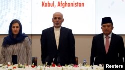 Wapres Jusuf Kalla bersama Presiden Ashraf Ghani dan ibu negara Rula Ghani saat menghadiri konferensi perdamaian dan keamanan di Kabul, 28 Februari lalu.