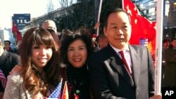 Vincent Wu (derecha) junto a su esposa Yip Lai Fong (centro) y su hija Anna Wu, esperando la llegada del presidente chino Xi Jinping a Los Ángeles.