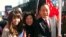 Vincent Wu (derecha) junto a su esposa Yip Lai Fong (centro) y su hija Anna Wu, esperando la llegada del presidente chino Xi Jinping a Los Ángeles.